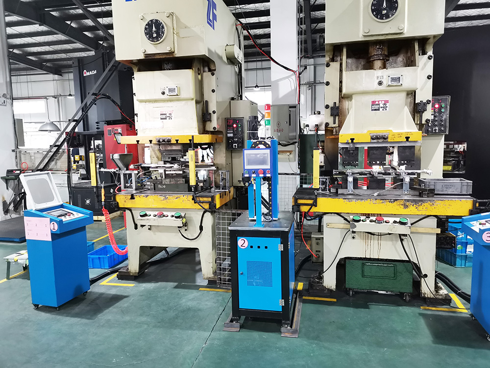 機械手自動沖壓！